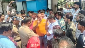 उत्तराखंड की राजधानी के दून मेडिकल कालेज में पूजा-पाठ से रोक रही मुस्लिम डाक्टर, हिंदू संगठनों ने किया विरोध प्रदर्शन।