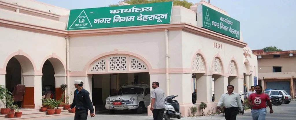 उत्तराखंड की राजधानी में हंगामा, युवक महापौर की कुर्सी पर बैठा, सुरक्षाकर्मियों से मारपीट के बाद गिरफ्तार।