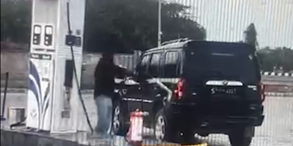 यहाँ वायरल वीडियो: रील के चक्कर में स्कॉर्पियो को डीजल से धोया, पुलिस ने किया गिरफ्तार, देखे वीडियो।