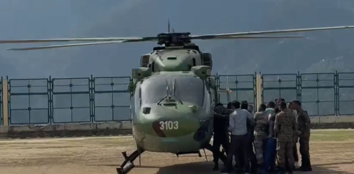 उत्तराखंड में 500 मीटर खाई में गिरा सेना का वाहन। दो जवान घायल,किया एयरलिफ्ट।