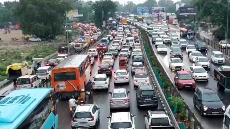 एक्सप्रेसवे पर फर्राटा पर देहरादून में घुसते ही जाम, 13 किमी पार करने में लग रहा डेढ़ घंटा।