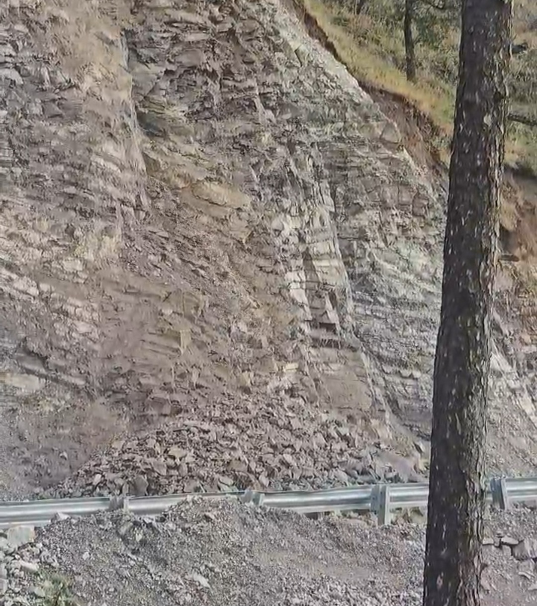 उत्तराखंड में यहाँ भारी बारिश से हुआ खतरनाक भूस्खलन कैमरे में कैद।