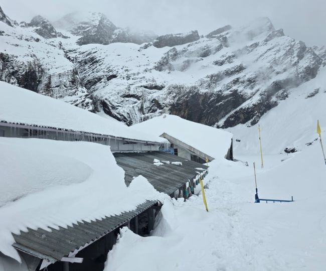 उत्तराखंड के हेमकुंड साहिब में बिछी है बर्फ की 8 फीट मोटी चादर, 23 मई को कपाट खुलने से पहले चुनौतियां।