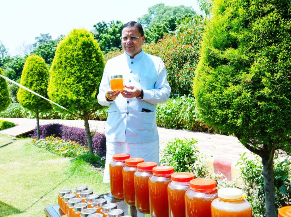 उत्तराखंड में मुख्यमंत्री धामी ने शनिवार को मुख्यमंत्री आवास परिसर में शहद निकालने की प्रक्रिया का अवलोकन किया।