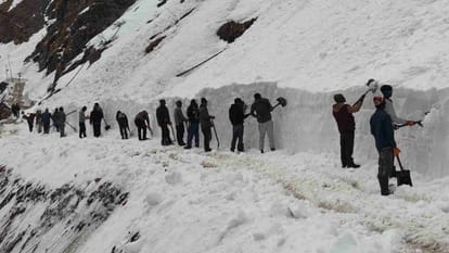 उत्तराखंड में केदारनाथ के पैदल यात्रा मार्ग पर बर्फ हटाने का काम 80% पूरा, सुरक्षा बलों की तैनाती में काम पर लगे हैं श्रमिक।