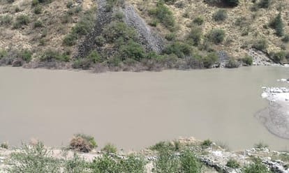 उत्तराखंड में गर्मी से उच्च हिमालयी क्षेत्रों में पिघल रही बर्फ, धौली नदी का जलस्तर बढ़ा, झील जैसी बनी स्थिति।