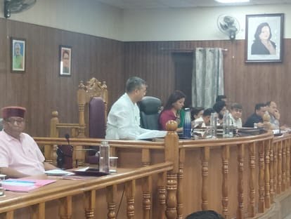 उत्तराखंड की राजधानी के नगर निगम बोर्ड बैठक में हंगामे के बीच आठ प्रस्तावों पर चर्चा, तीन ही हुए पास; किन्नरों की बधाई की रकम तय।