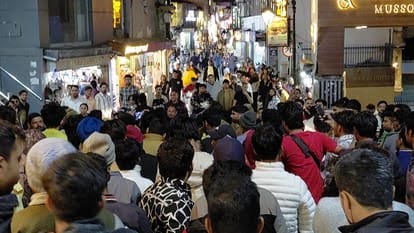 उत्तराखंड के मसूरी के माल रोड पर प्रतिबंधित समय में प्रवेश को लेकर पर्यटक और स्थानीय लोगों के बीच मारपीट, जमकर हंगामा।