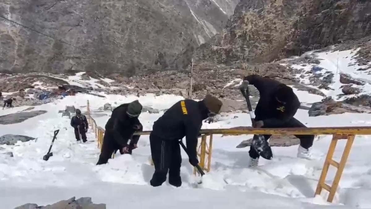 उत्तराखंड के हेमकुंड साहिब में बिछी सफेद चादर, बर्फ काटकर रास्ता बनाने में जुटी सेना।