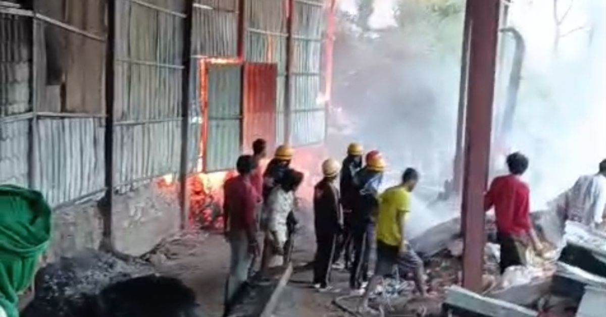 उत्तराखंड में चकोन के पिरुल प्लांट में तड़के लगी आग, मशीन और लाखों का सामान जलकर राख।