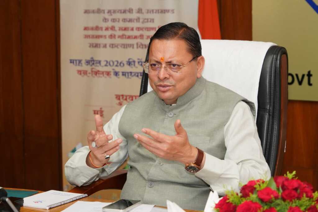 उत्तराखंड में बद्रीनाथ धाम में संचालित पुनर्निर्माण कार्यों की सीएम धामी ने की समीक्षा।