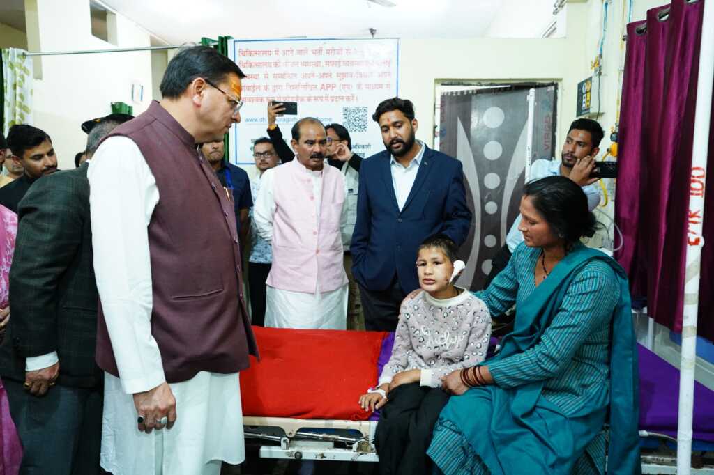 उत्तराखंड में मुख्यमंत्री धामी ने जिला अस्पताल पहुंच मरीजों का जाना हालचाल, बेहतर स्वास्थ्य सुविधाओं का दिया भरोसा।