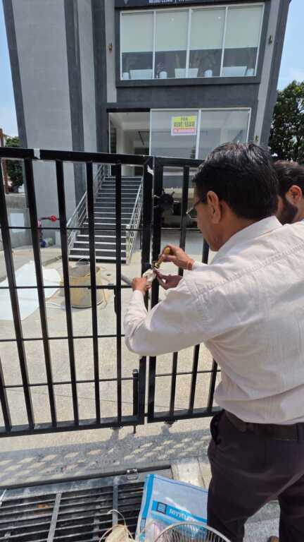 उत्तराखंड में एमडीडीए का बड़ा एक्शन, रेसकोर्स में अवैध बहुमंजिला व्यवसायिक भवन सील।