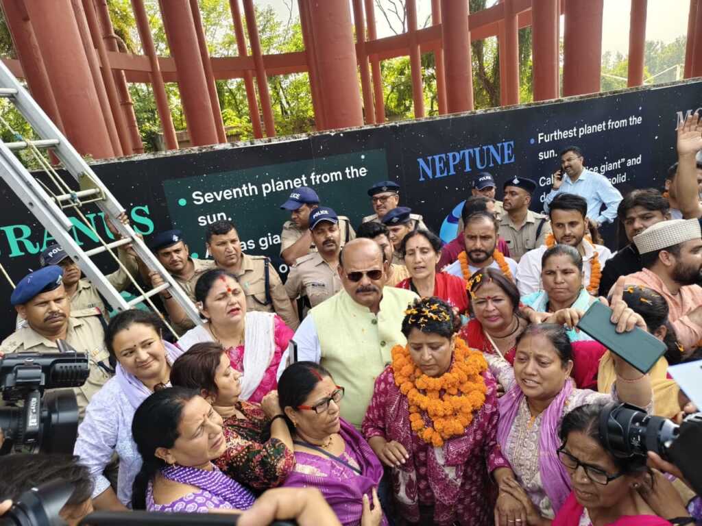 उत्तराखंड में महिला कांग्रेस प्रदेश अध्यक्ष ज्योति रौतेला व अन्य व्यक्तियों के विरुद्ध कोतवाली डालनवाला पर दर्ज किया गया अभियोग।