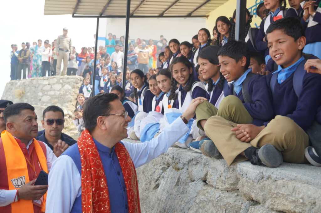 उत्तराखंड में मुख्यमंत्री धामी ने देवीधुरा में छात्र-छात्राओं से किया संवाद, उज्ज्वल भविष्य की दी शुभकामनाएं।