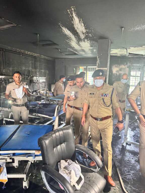 उत्तराखंड की राजधानी में एक निजी अस्पताल में आग लगने की सूचना पर पुलिस कर्मियों द्वारा तत्काल मौके पर पहुंच कर चलाया गया रेस्क्यू अभियान।