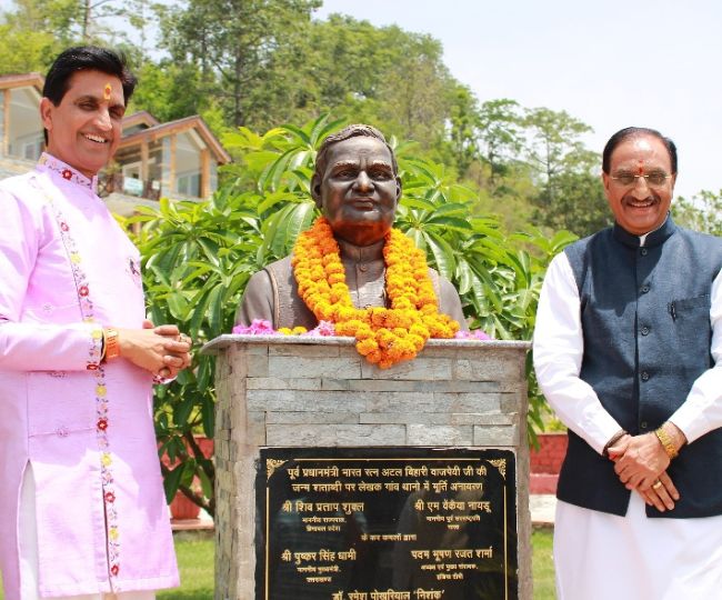 उत्तराखंड में देहरादून के लेखक गांव पहुंचे कुमार विश्वास, बोले- मोबाइल से ज्यादा किताबों को दें समय।