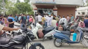 उत्तराखंड की राजधानी में गैस सिलिंडर डिलीवरी में देरी से भड़के उपभोक्ता, अनिकेत एजेंसी पर किया हंगामा।