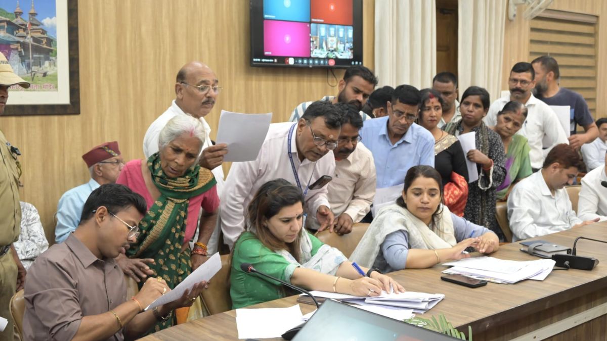 उत्तराखंड की राजधानी के जनता दरबार में उमड़ी फरियादियों की भीड़, बुजुर्ग उत्पीड़न समेत 201 शिकायतों पर प्रशासन की त्वरित सुनवाई।