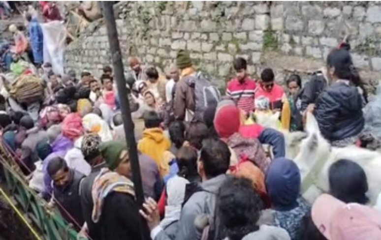 उत्तराखंड में यहाँ पैदल मार्ग पर उमड़ी भीड़, घोड़ा पड़ाव के पास करीब डेढ़ घंटे तक लगा रहा जाम।