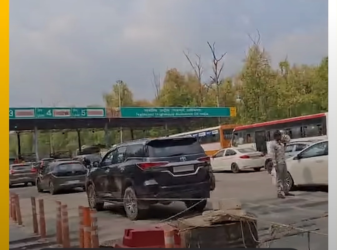 उत्तराखंड में वीकेंड पर उमड़ी भीड़, लच्छीवाला टोल प्लाजा पर लग रहा लंबा जाम, यात्री परेशान।