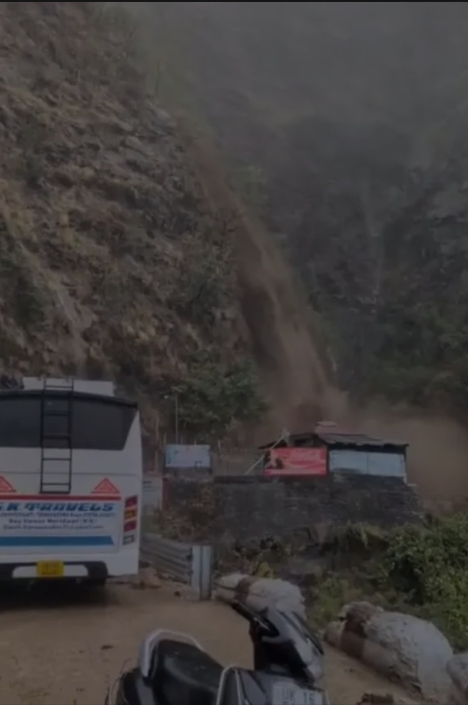उत्तराखंड में चारधाम यात्रा पर झरना बना मुसीबत, यमुनोत्री हाईवे पर थमी चारधाम यात्रा की रफ्तार”