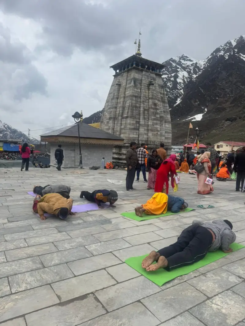 उत्तराखंड के केदारनाथ धाम में श्रद्धालुओं के लिए योग एवं प्राणायाम शिविर का शुभारंभ।