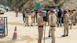 उत्तराखंड में अल्मोड़ा कब्रिस्तान अतिक्रमण विवाद: अवैध निर्माण ध्वस्त, 30 प्रदर्शनकारी हिरासत में।