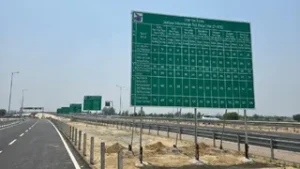 अब दिल्ली-देहरादून ग्रीनफील्ड हाईवे पर टोल टैक्स की दरें घोषित, जगह-जगह लगाए गए बोर्ड।