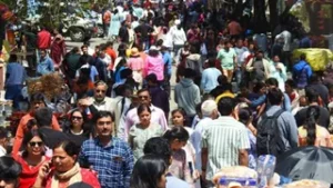 अब पहाड़ों की ओर उमड़ा सैलानियों का रेला, उत्तराखंड और हिमाचल में जाम से बढ़ी चुनौती।