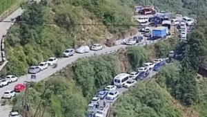 उत्तराखंड के मसूरी में किंक्रेग शटल व्यवस्था फेल, लाइब्रेरी चौक-कैंपटी रोड पर लंबा ट्रैफिक जाम।