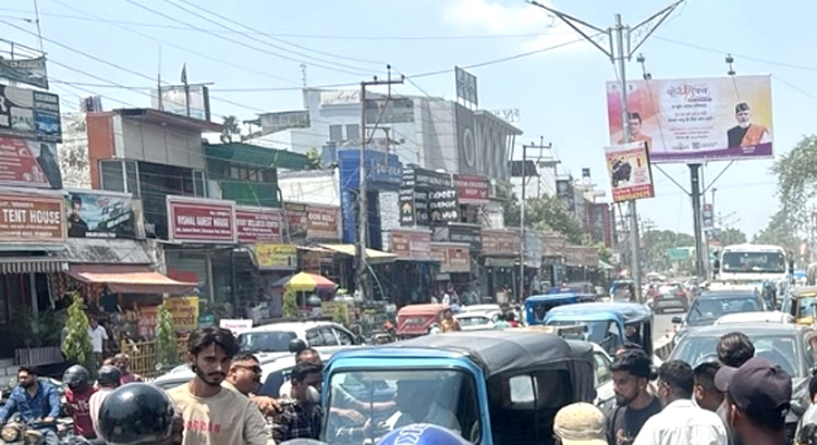 उत्तराखंड की राजधानी में दर्दनाक हादसा: चलती बस में चालक को पड़ा दौरा, बेकाबू बस ने 5 मजदूरों को रौंदा, एक की मौत।