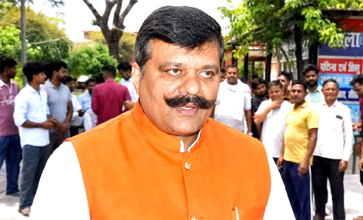 उत्तराखंड में वायरल वीडियो से मचा बवाल, पूर्व विधायक चैंपियन पर युवक से अभद्रता का आरोप, भीम आर्मी ने दी तहरीर।