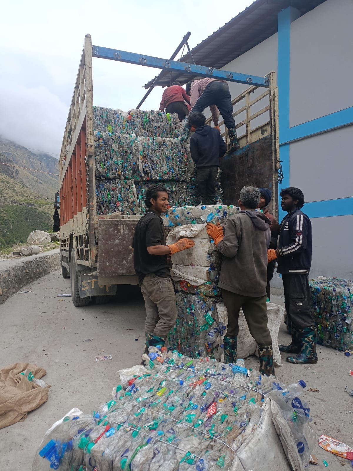 उत्तराखंड के चार धाम यात्रा में पुण्य के साथ ‘पाप’,  तीर्थयात्री हिमालय में छोड़ गए 288 टन प्लास्टिक और कूड़ा।