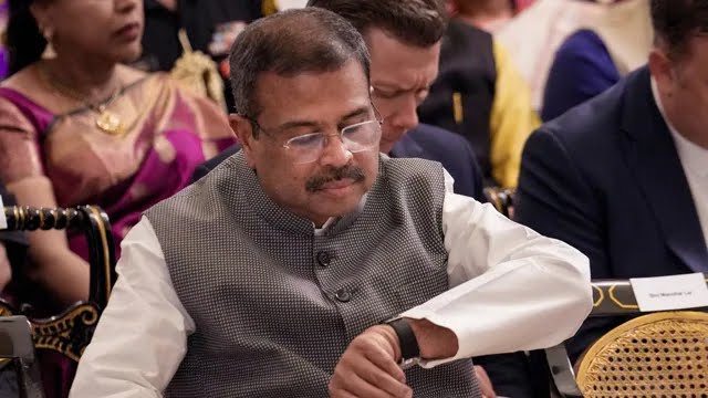 धर्मेंद्र प्रधान समेत 2 मंत्री हो सकते हैं बाहर, कैबिनेट फेरबदल में नीतीश कुमार को मौके के आसार।