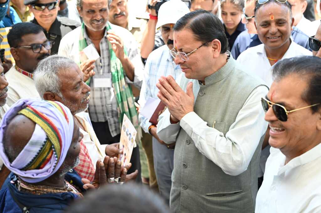 उत्तराखंड के मुख्यमंत्री धामी ने ऋषिकेश स्थित ट्रांजिट कैंप का किया औचक निरीक्षण