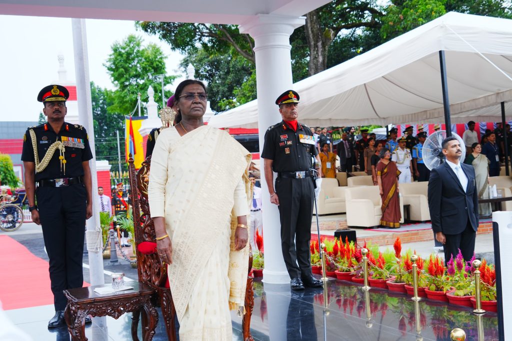 उत्तराखंड में राष्ट्रपति द्रौपदी मुर्मू की उपस्थिति में आयोजित हुई आईएमए की पासिंग आउट परेड।