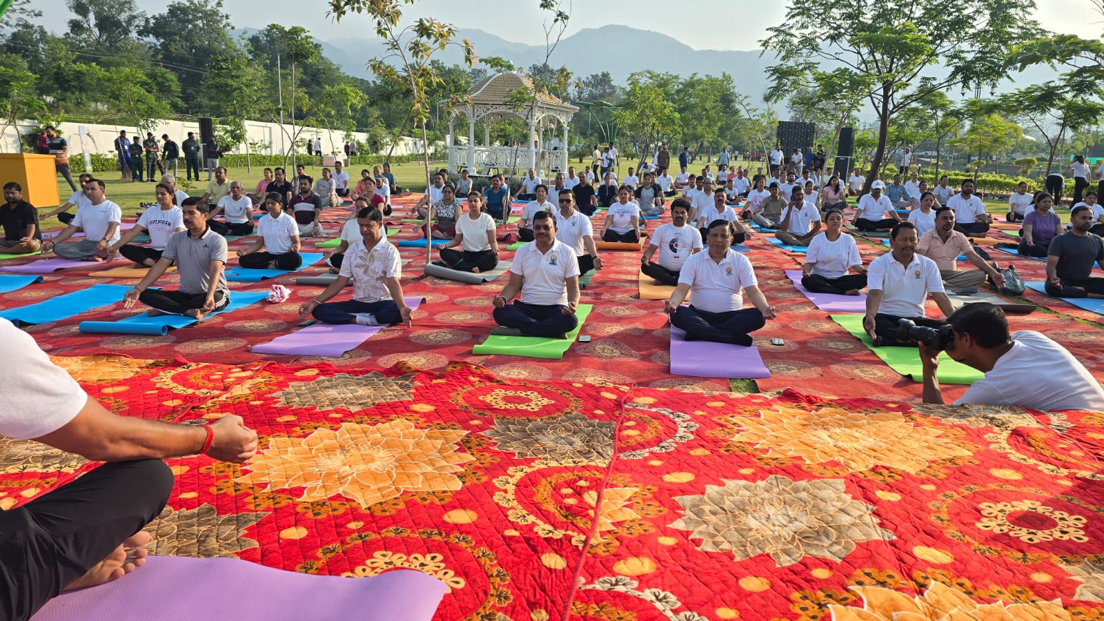 उत्तराखंड की राजधानी के सिटी फॉरेस्ट पार्क में अंतरराष्ट्रीय योग दिवस पर जुटे 1000 से अधिक लोग, योग-प्राणायाम के साथ स्वस्थ उत्तराखंड का लिया संकल्प।