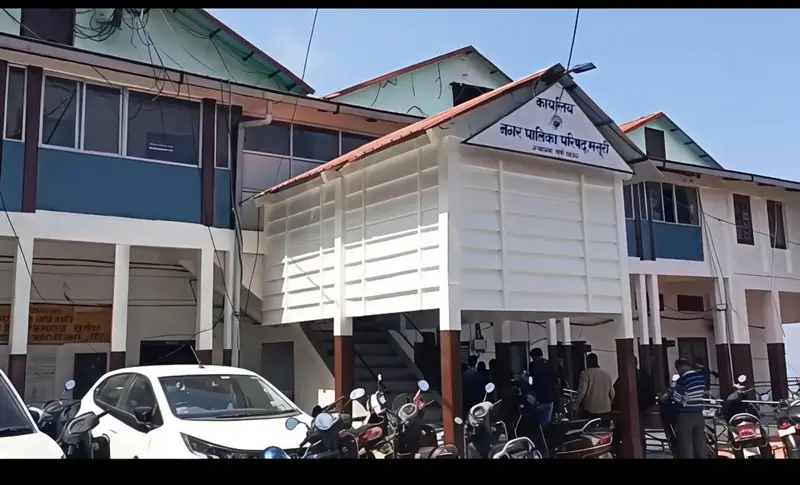 उत्तराखण्ड में बम की धमकी के बाद नगर पालिका परिसर कराया गया खाली, बम स्क्वॉड, पुलिस, साइबर सेल और खुफिया एजेंसियों ने खांगला पूरा परिसर।