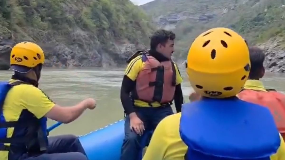 उत्तराखंड में दर्दनाक हादसा: 200 मीटर गहरी खाई से गंगा में समाई इनोवा। 3 शव बरामद, 4 लोग अब भी लापता।