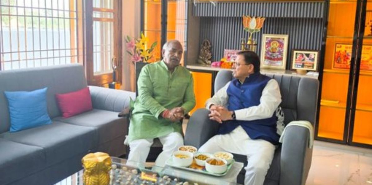 उत्तराखंड में सीएम धामी की विधायक अरविंद पांडे से गर्मजोशी भरी मुलाकात से पिघली सियासी रिश्तों पर जमी बर्फ।