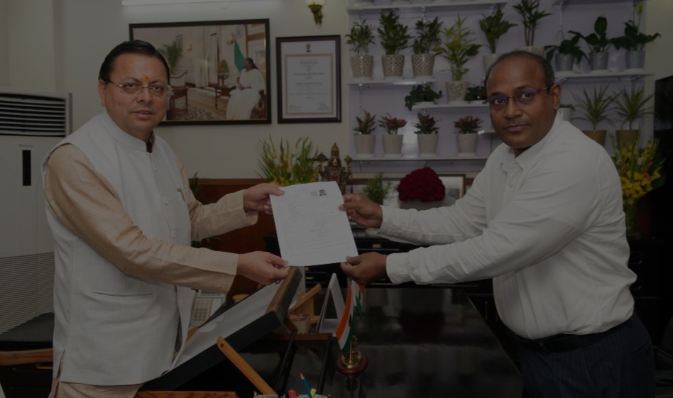उत्तराखंड में मुख्य निर्वाचन अधिकारी ने मुख्यमंत्री धामी को गणना फॉर्म सौंपा।