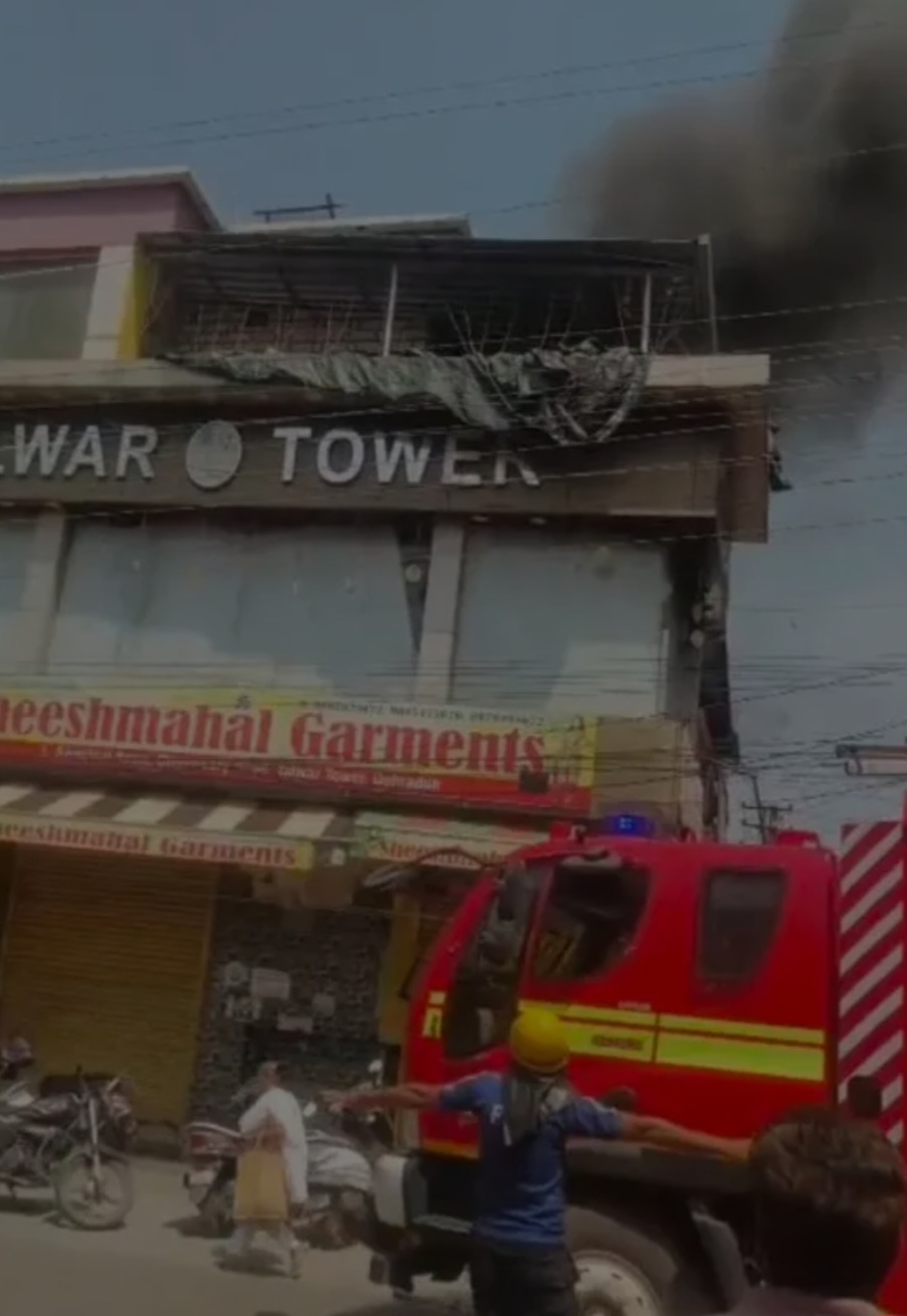उत्तराखंड की राजधानी के पलटन बाजार में साड़ी-लहंगा शोरूम में भीषण आग। लाखों का सामान राख।