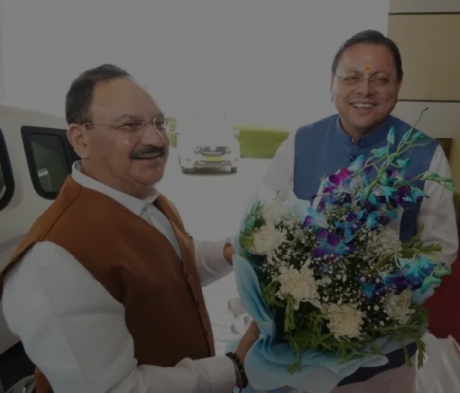 उत्तराखंड दौरे पर पहुंचे केंद्रीय मंत्री का मुख्यमंत्री ने गर्मजोशी से किया अभिनंदन।