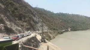 उत्तराखंड में चारधाम यात्रा की रफ्तार थमी, ऋषिकेश-बदरीनाथ हाईवे पर लगा लंबा जाम।