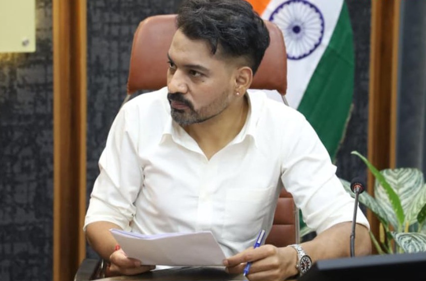 उत्तराखंड में यहाँ दो दिन का काम 6 महीने लटका, इंजीनियर पर डीएम का एक्शन।