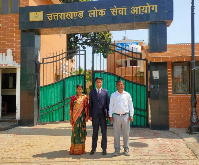 उत्तराखंड के नैनीताल में राजमिस्त्री के पोते पवन ने रचा इतिहास: बिना कोचिंग पास की PCS परीक्षा, बने सहायक आयुक्त राज्य कर।