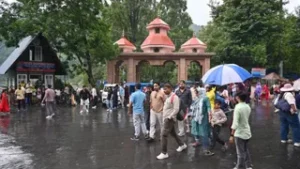 उत्तराखंड में होटल और पार्किंग पैक, नैनीताल में पर्यटन सीजन चरम पर, मूसलाधार बारिश से मिली राहत।