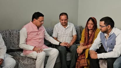 पूरा उत्तराखंड आपके साथ, शहीद बीरेश्वर गोस्वामी के घर पहुंचे सीएम धामी, उत्तराखंड में नाम पर बनेगा भव्य गेट।