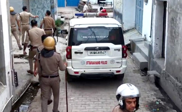उत्तराखंड के हरिद्वार ग्राम बोडाहेड़ी में 22 महिलाएं और 29 पुरुषों के खिलाफ कार्रवाई, ड्रोन से हटवाए छतों पर जमा पत्थर।